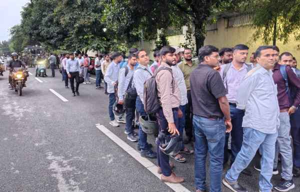 रांची: JSSC से चयनित कर्मचारी प्रोजेक्ट भवन से आए बाहर, कहा- सूचना मिली कि JSSC का वो परीक्षा कैंसिल की जा रही जिसमें उन्होंने किया था क्वालीफाई