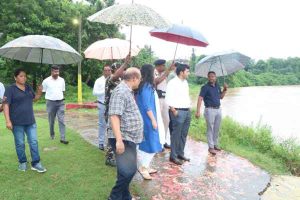 Chaibasa: Water level of Sanjay River rises amid heavy rainfall; DC inspects the site; administration on alert.