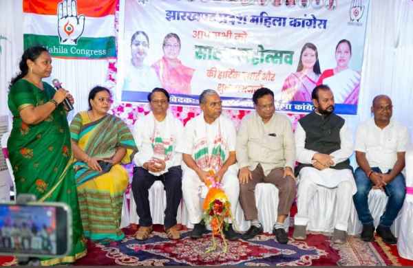 Ranchi: Hundreds of Mahila Congress workers gathered for the 'Sawan Milan' event; discussions were held on strengthening the organization.