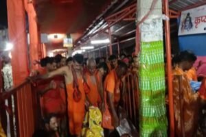 श्रद्धालुओं की भीड़