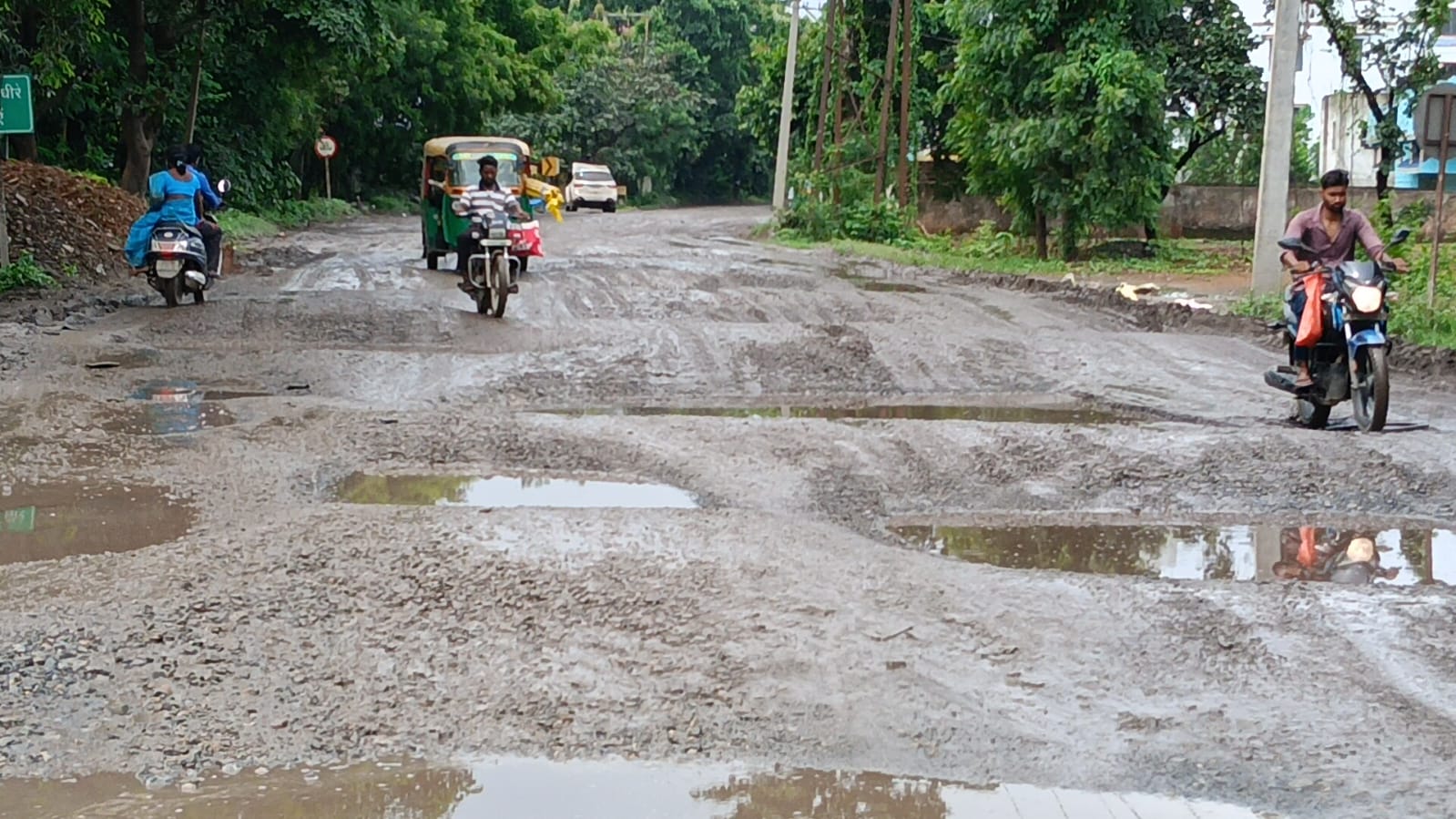 Saraikela: Kandra-Chandil road remains incomplete even after 11 months; foundation stone laid but no work done; poor road condition sparks public resentment.