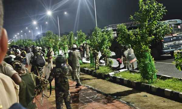 JPSC-JSSC agitation: Ranchi police maintain restraint amid violent protests, students chant "Long Live Ranchi Police." Read the minute-by-minute account of the events from the breaking of barricades to the march to the Assembly.