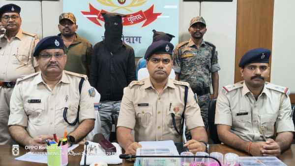 Hazaribagh: Two accused arrested for breaking into a house and committing theft; valuables, including jewelry and cash, recovered.