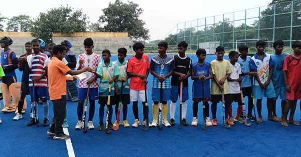 Jharkhand's junior hockey team reached the semi-finals after 10 years, creating history by defeating Uttar Pradesh in a thrilling match.