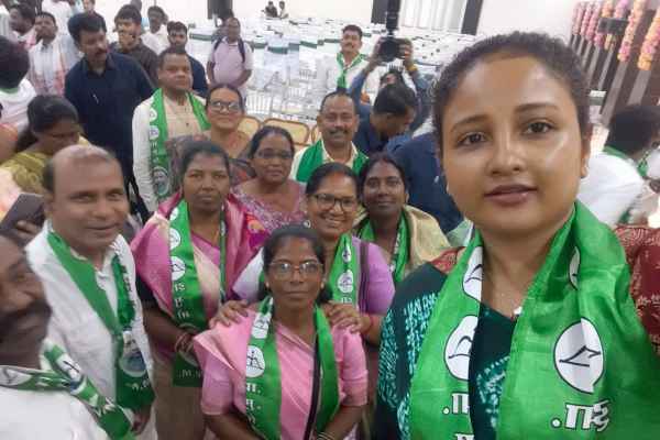 Lohardaga: JMM Women's Wing President Radha Tirkey met MLA Kalpana Soren; discussions were held regarding the organization and the development of Lohardaga.