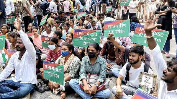 Even the rain fails to dampen students' spirits; Satyagraha continues demanding JPSC-JSSC inquiry