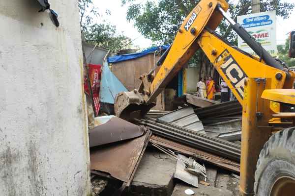 Municipal Corporation takes action against encroachment in Ranchi; 15 temporary structures removed.