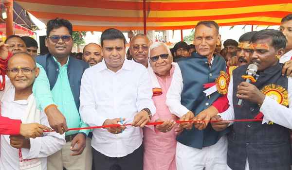 Palamu: MLA Alok Chaurasia inaugurates the grand Nag Panchami fair.