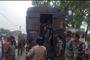 गांव पहुंचीं पत्नी रिया