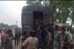 गांव पहुंचीं पत्नी रिया
