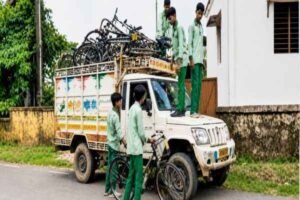 पढ़ाई छोड़ साइकिल ढोने