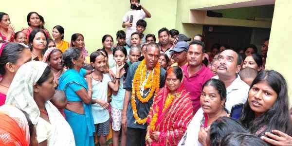 Bokaro: A missing husband returns from Rajasthan after 20 years, welcomed with drums and trumpets, and everyone's eyes turn moist as vermilion adorns his wife's bare forehead.