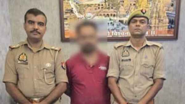 A young man from Ranchi, suffering from depression due to heavy losses in the stock market, climbed the Rajghat Bridge in Varanasi to commit suicide; here is how the police saved his life.