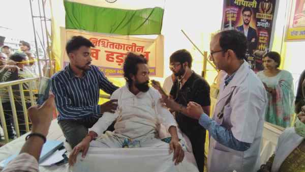 Ranchi: Devendra Nath Mahto has been on a hunger strike for 8 days during the student protest; a team of doctors checked his health.